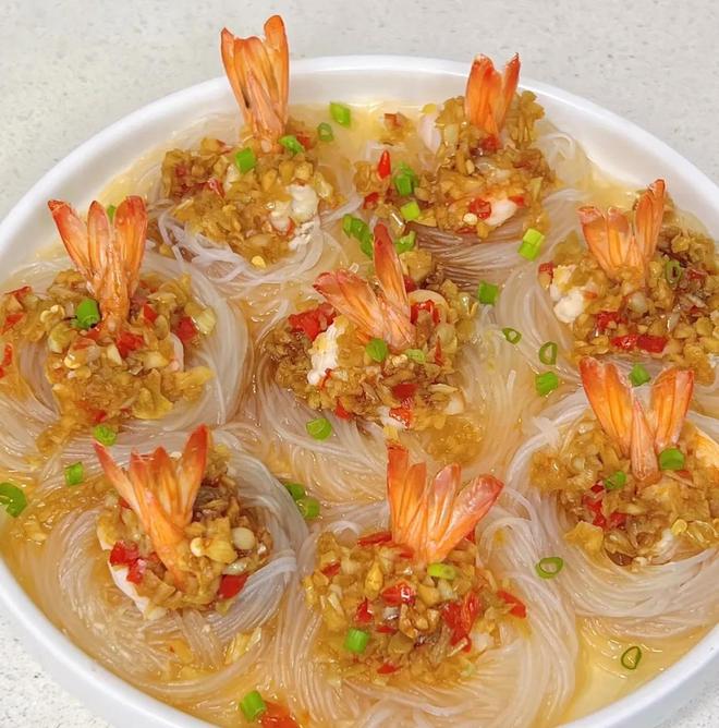 17吃瓜社区 相比微博热搜的广场式传播