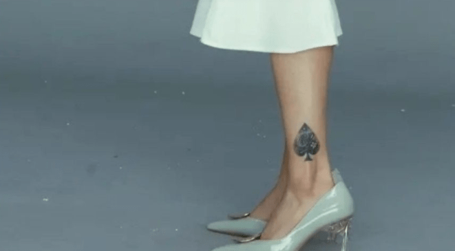 侧面看是未成年 简单的侧面成年项链）