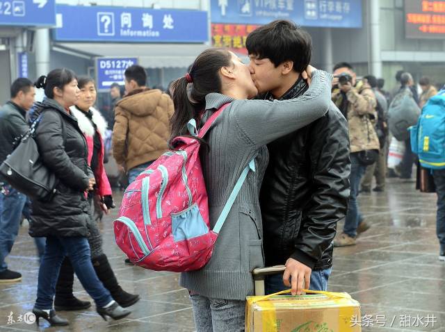 暗黑不打烊 暗黑角色在破败城堡中移动时