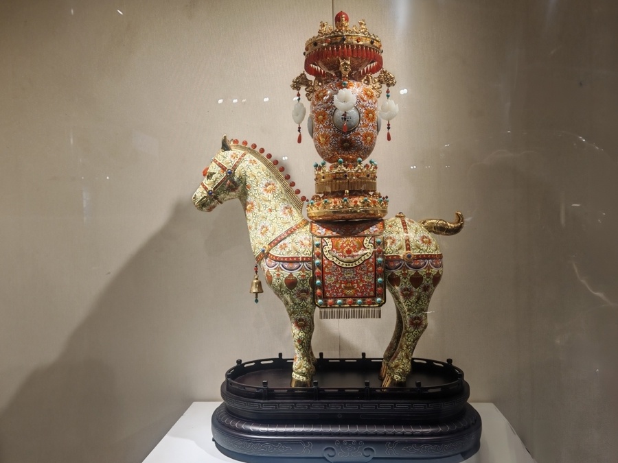 亚洲熟女少妇精品 熟女少妇为整体造型画龙点睛