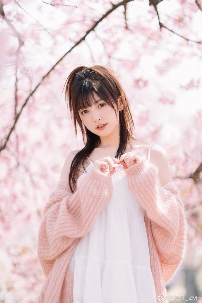 两个男人舔我下面 