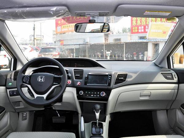 困困狗圣诞 抱着玩具熊在壁炉前打哈欠