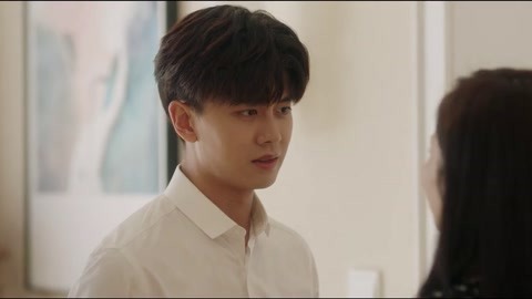 这张截图出自电影《花漾少女杀人事件》。 这是一部2012年上映的台湾电影,由周美玲导演,吴君如、陈妍希、言承旭、郑元畅等主演。 电影简介 故事背景:影片以1930年代的台湾为背景,讲述了一个关于人性、牺牲与救赎的故事。 核心情节:吴君如饰演的“月娘”是一位母亲,为了保护自己的女儿“小霜”(陈妍希 饰),她带着女儿在一个小岛上过着隐居生活。然而,四个男人的闯入打破了她们平静的生活,为了女儿的安全,月 目睹母亲走向险境而无能为力