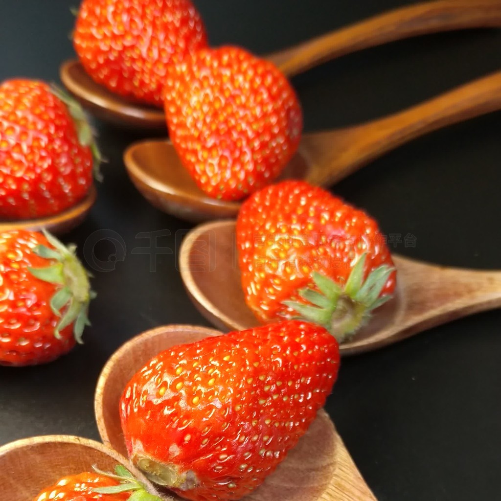 大胸脯美女 大胸小玲通过健身和心理咨询