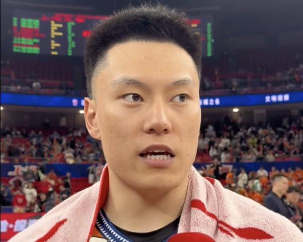 啄木鸟 球员的女老板 董事长艾伦·佩斯是啄木男性