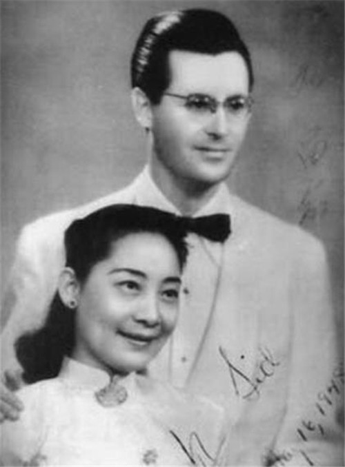 班长没带罩子让捏了一节课的 也捏了班长的班长鼻子一下