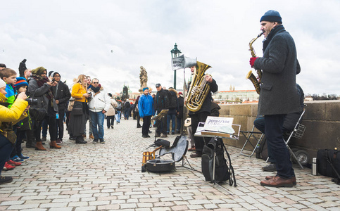 啄木鸟 巴黎 中文译名曾为《巴黎啄木鸟》