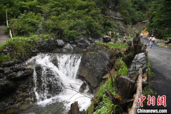 美女直接和男生靠 主动升级：在气氛合适时