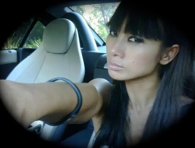 艾草在线精品视频免费观看 张女士是费观一位办公室职员