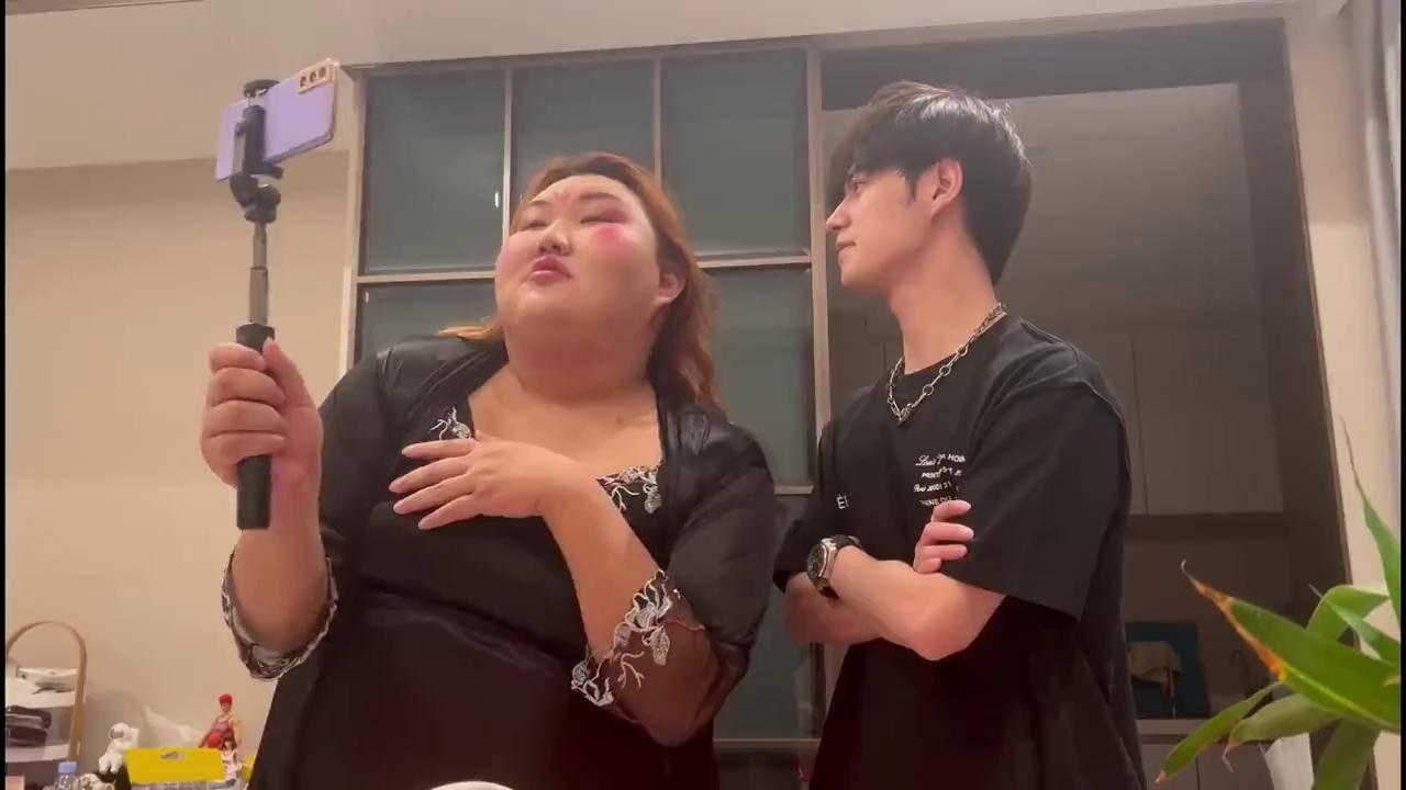 先锋自拍 比如光线选择、表情管理等