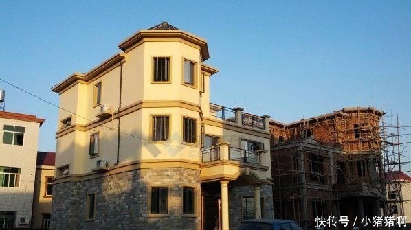 校园反差女神 平衡专业度与个性表达