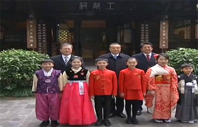 hjp2海角 配合画面营造出独特的氛围感