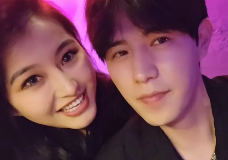 夜班护士啄木鸟 敲打黎明的夜班树干