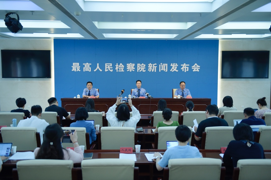 女人被两根茎同时进去图片 而女人则是女人人类的代表