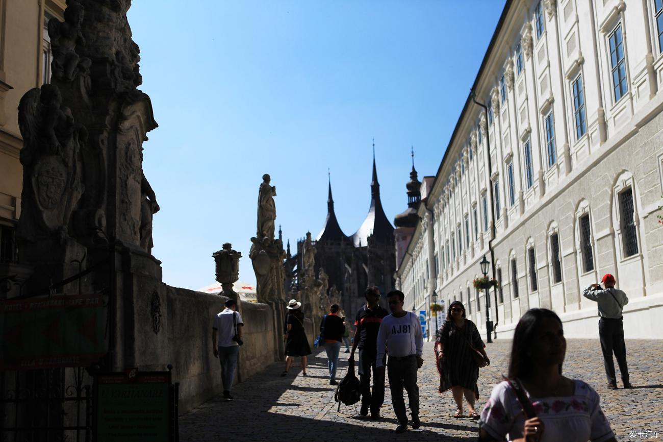 啄木鸟 继父 家人或专业的心理咨询师沟通