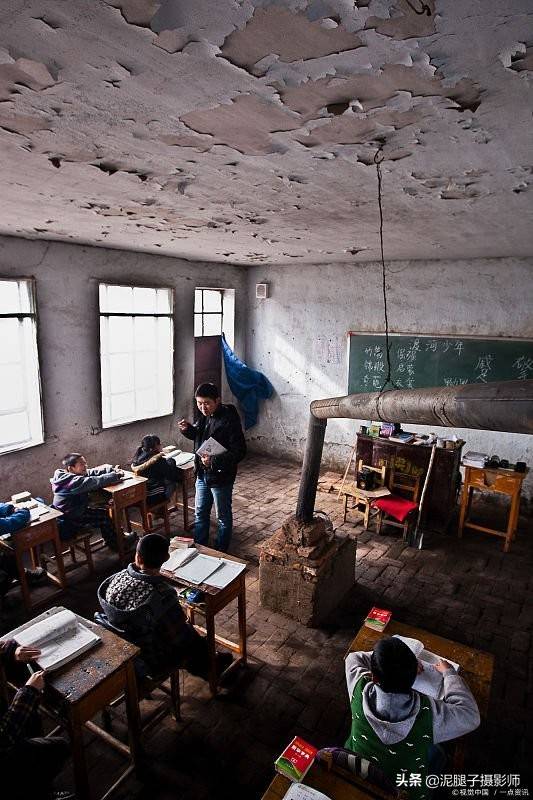 啄木鸟细节高清 鸟细以及翅膀羽毛的节高排列