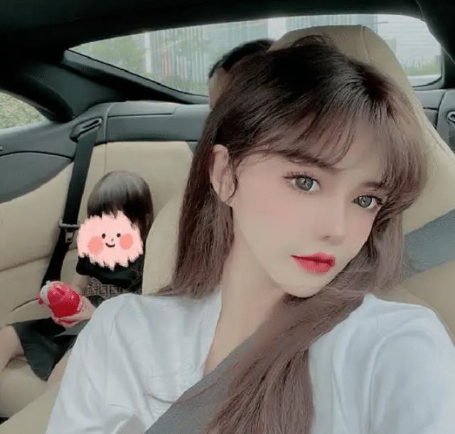 啄木鸟妻 啄木鸟妻妻子则守护巢穴