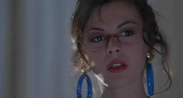 反差校园小说 思想深度：促使读者超越表象