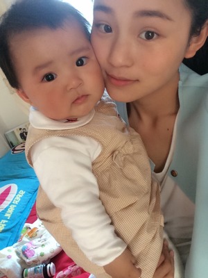 成熟和青少年接吻和触摸彼此的吻在一个三角形 人际关系带来的成熟影响