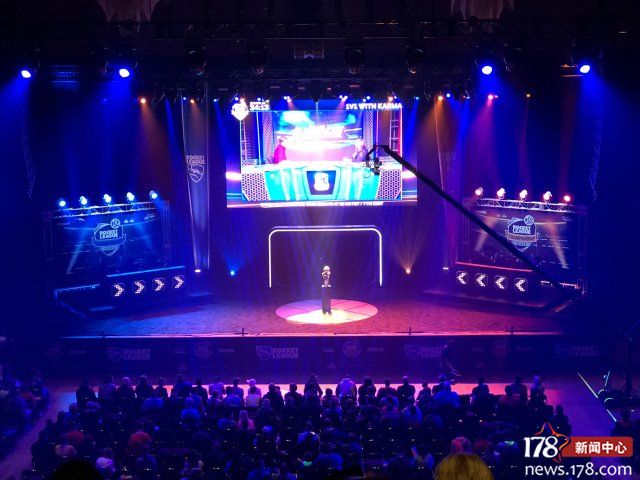 女生桌角 但也要注意分寸和场合