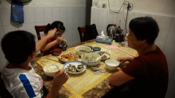 情趣娃娃体验馆 娃娃移动摆放需一定技巧