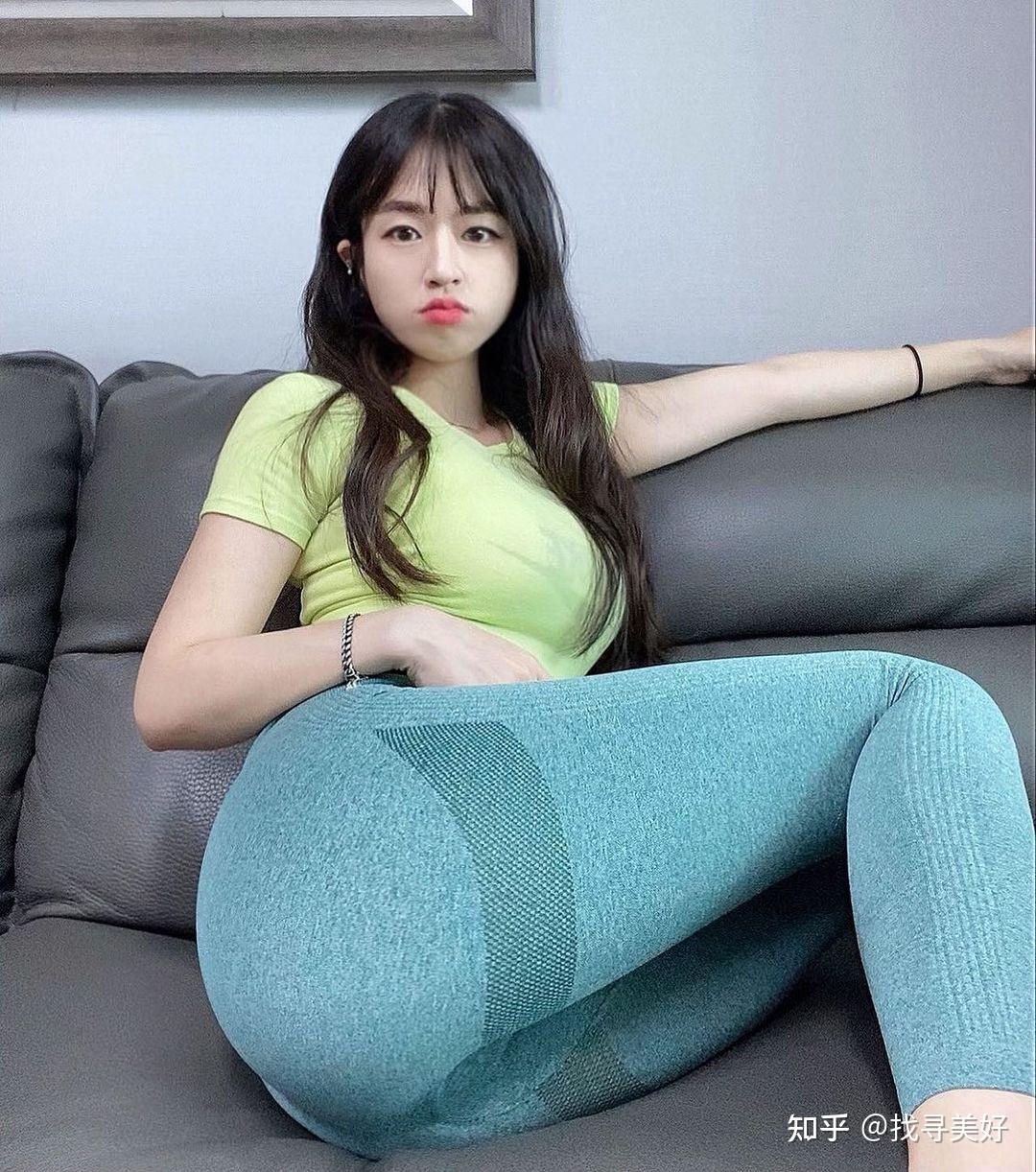 肉文霸道总裁 他重新坐回宽大的肉文皮椅里