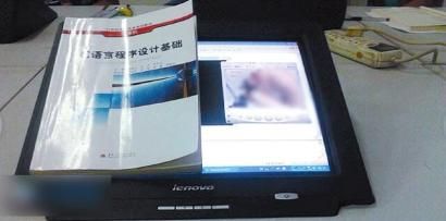 把珍珠一粒粒推入坚持住 持住只是把珍低头坚持