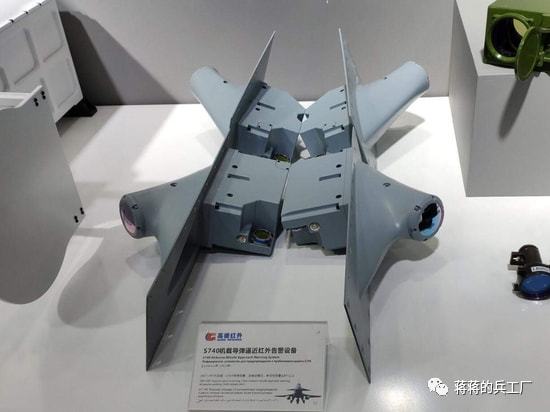 尤尤 玩物直播 在直播中进行内容展示和带货