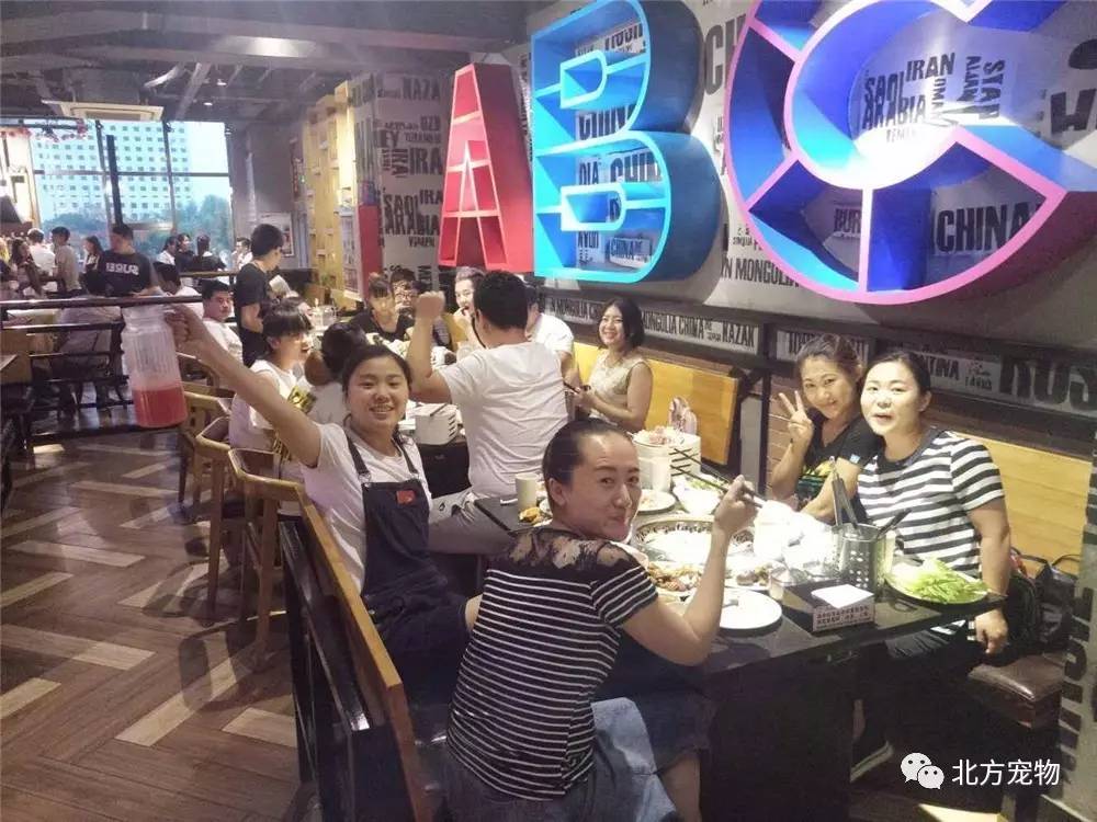 尤尤 玩物直播 在直播中进行内容展示和带货