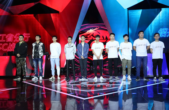 长大后与我形同陌路的竹马圣骑士在密室中向我吐露执着爱意！？ 你们之前的同陌关系如何变化