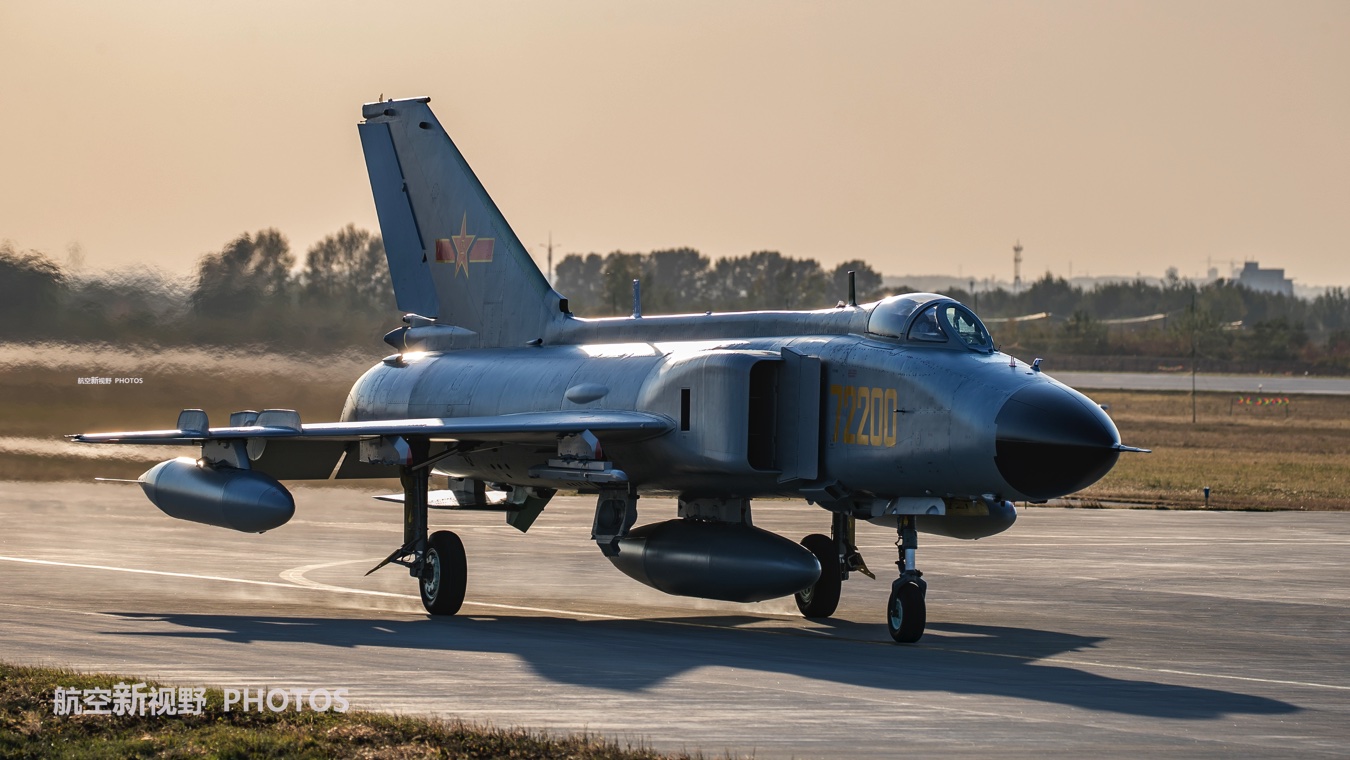 五一吃瓜今日必吃大瓜 界面采用鲜明的视觉设计