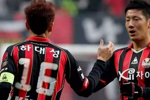 男 战损 因脱力而微微颤抖的男战损手