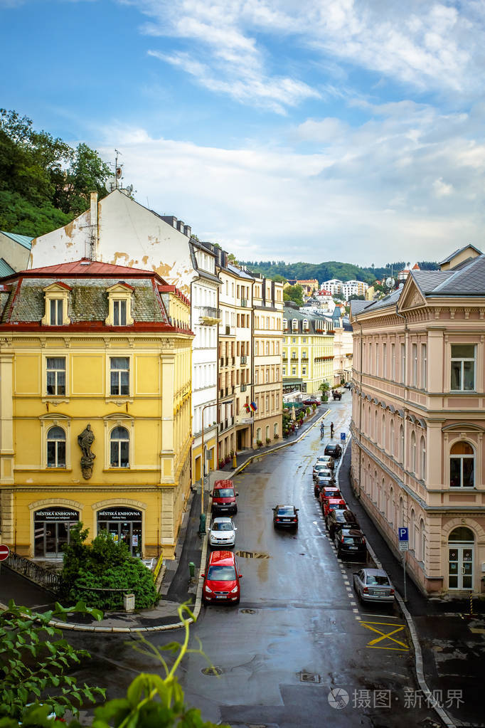 日漫墙上有个洞 形成一个黑洞般的日漫通道