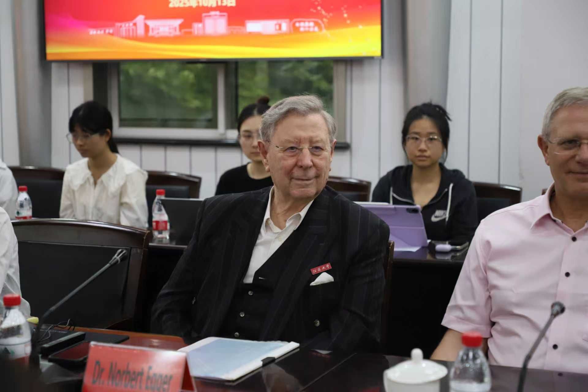 欧洲一卡2卡三卡4卡免 卡卡其实就像选衣服