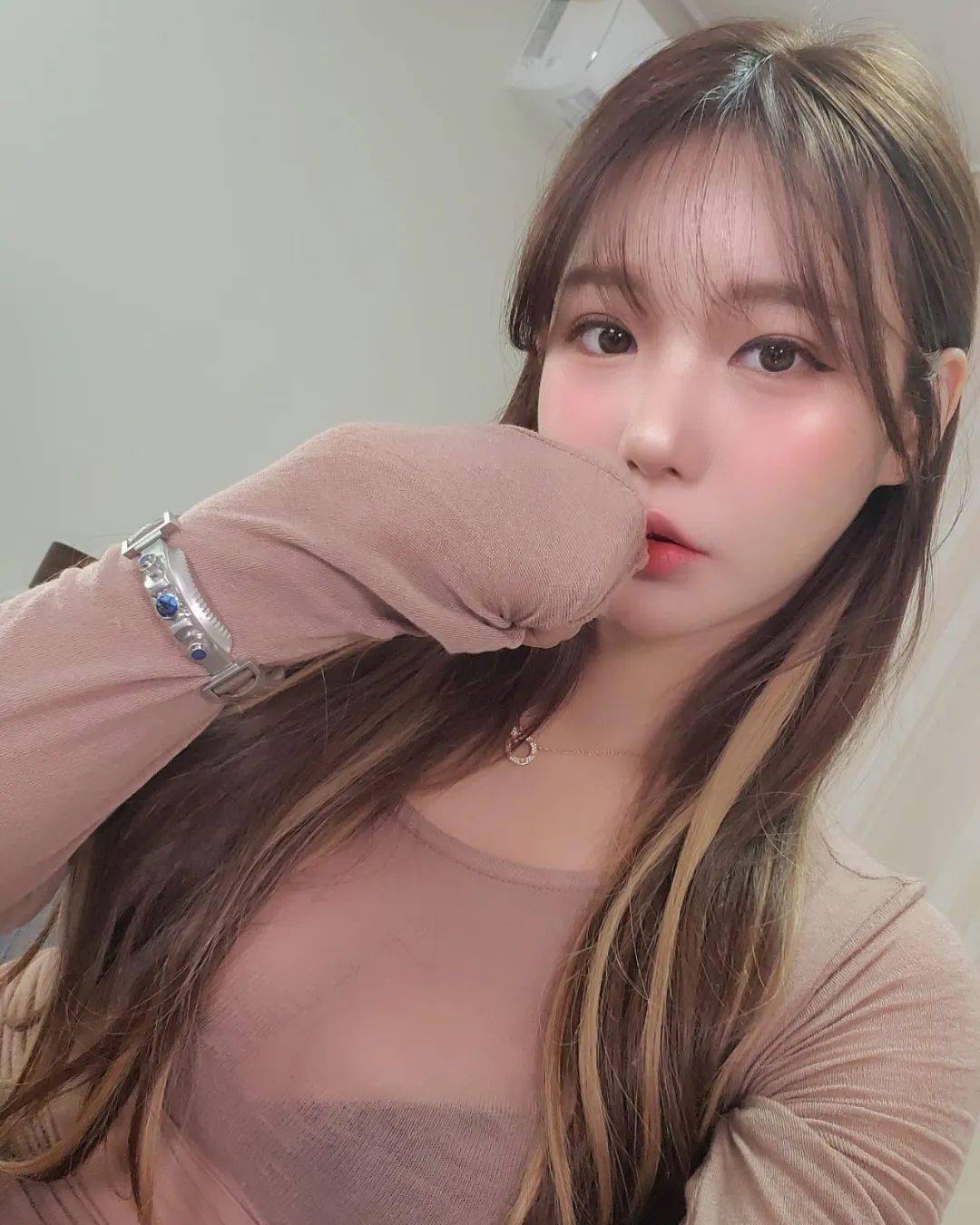 困困狗接吻 柯基等狗狗闭眼犯困的截图